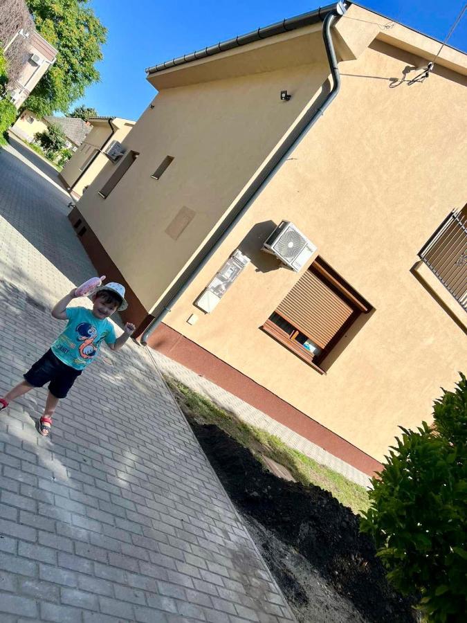 Zsuzsa Apartman Hajdúszoboszló Eksteriør billede